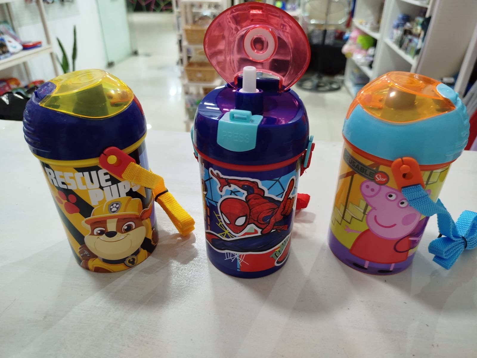 Botella Infantil con Pico y Traba – Licencias Oficiales